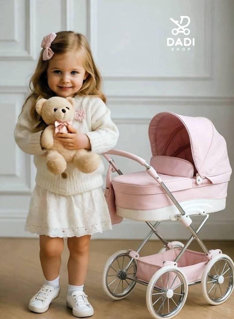 Różowy wózek dla lalek Junama Lulla w stylu retro, elegancki i dopracowany jak prawdziwy wózek dziecięcy.